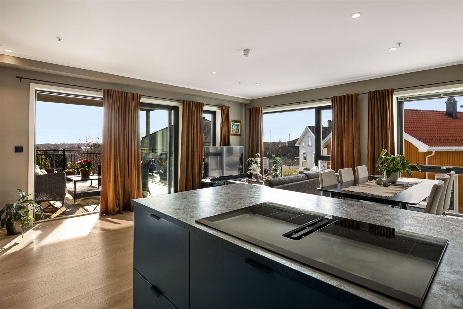 Kjøkkenet fremstår som moderne og stilrent, med en gjennomført helhetlig design som gir rommet et eksklusivt preg. Galleribilde