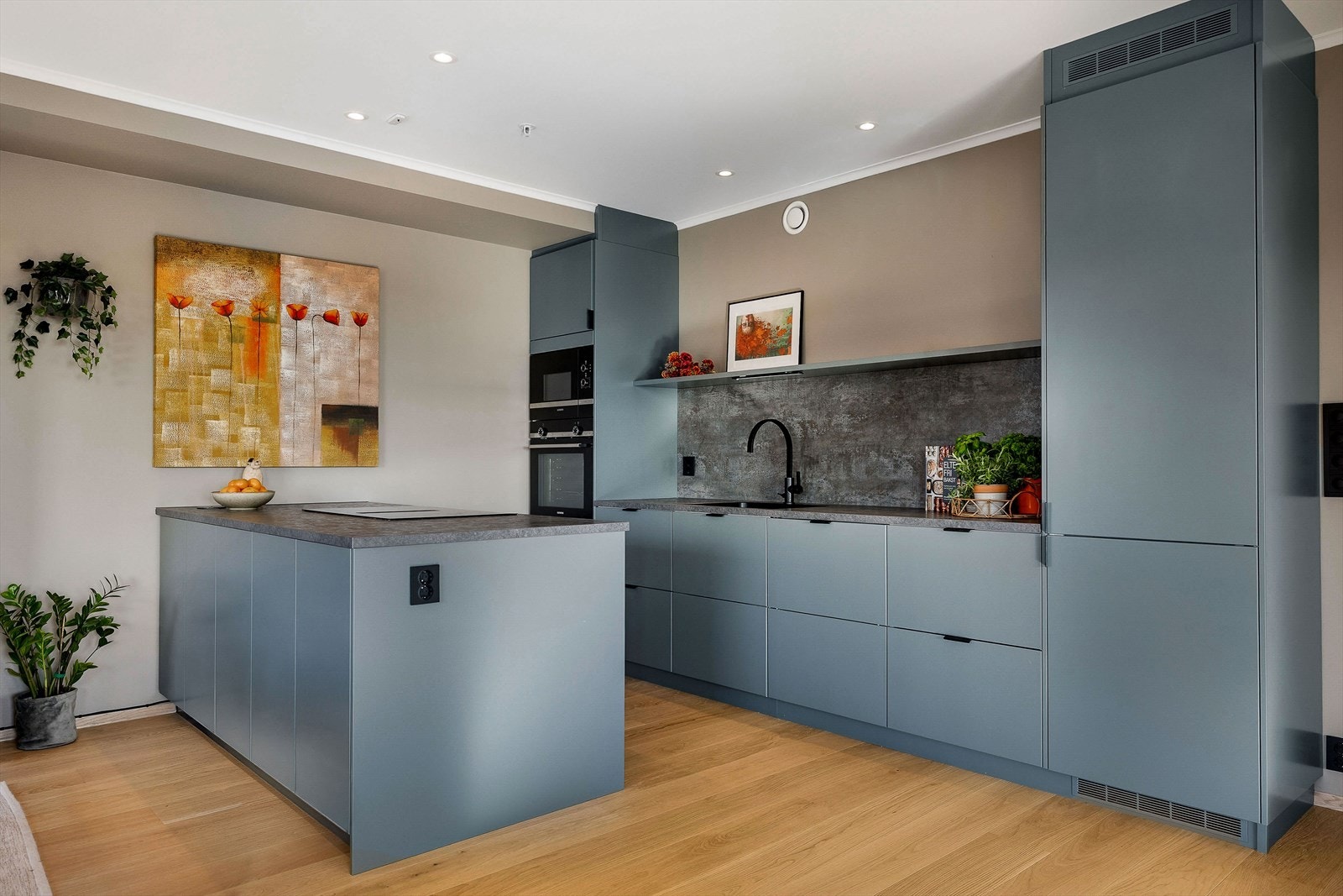 Kjøkkenet er fra Drømmekjøkkenet og har glatte fronter og laminert benkeplate. Galleribilde