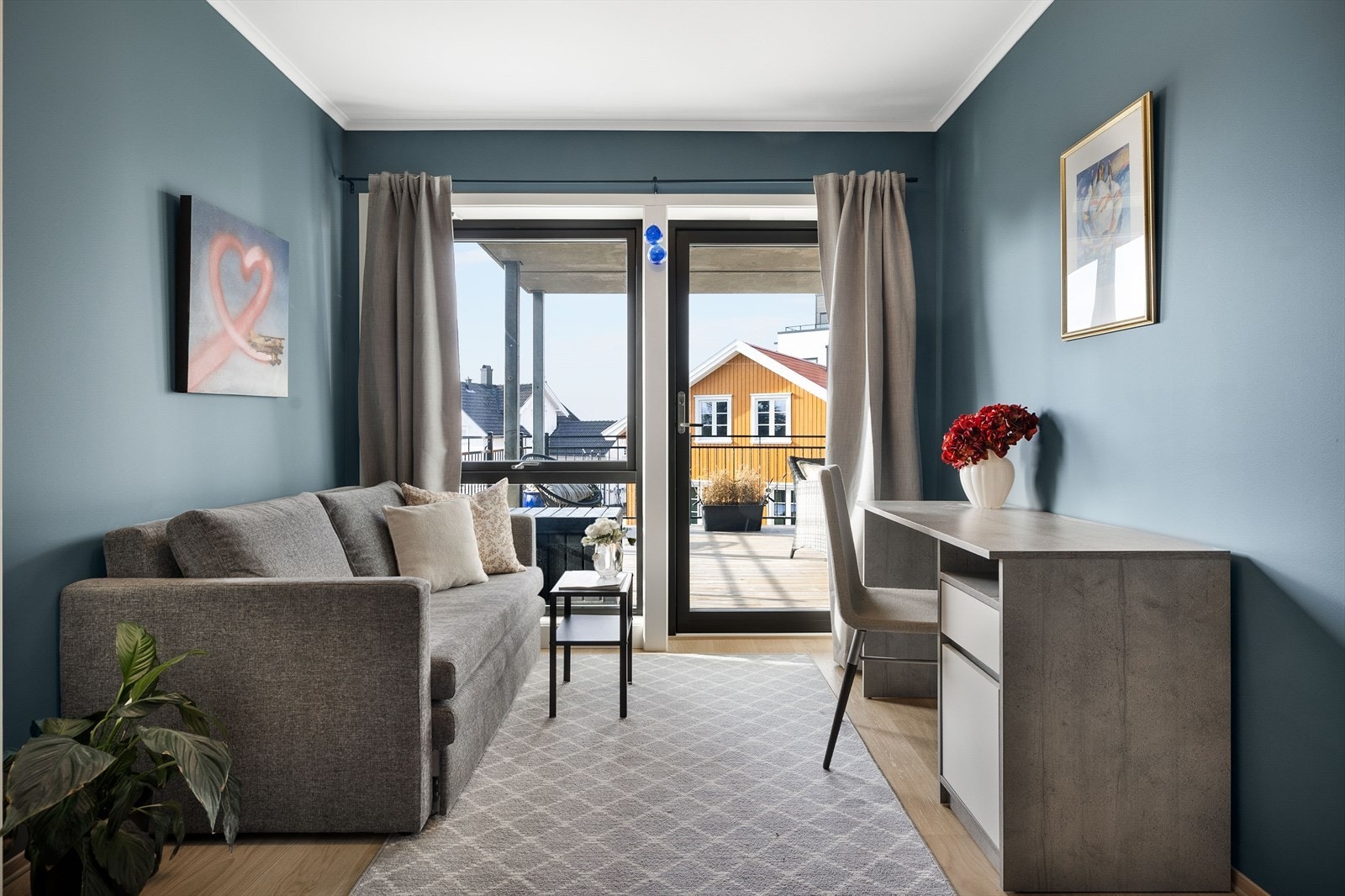 Det største soverommet benyttes i dag som kontor, men har god plass til en stor dobbeltseng. Galleribilde