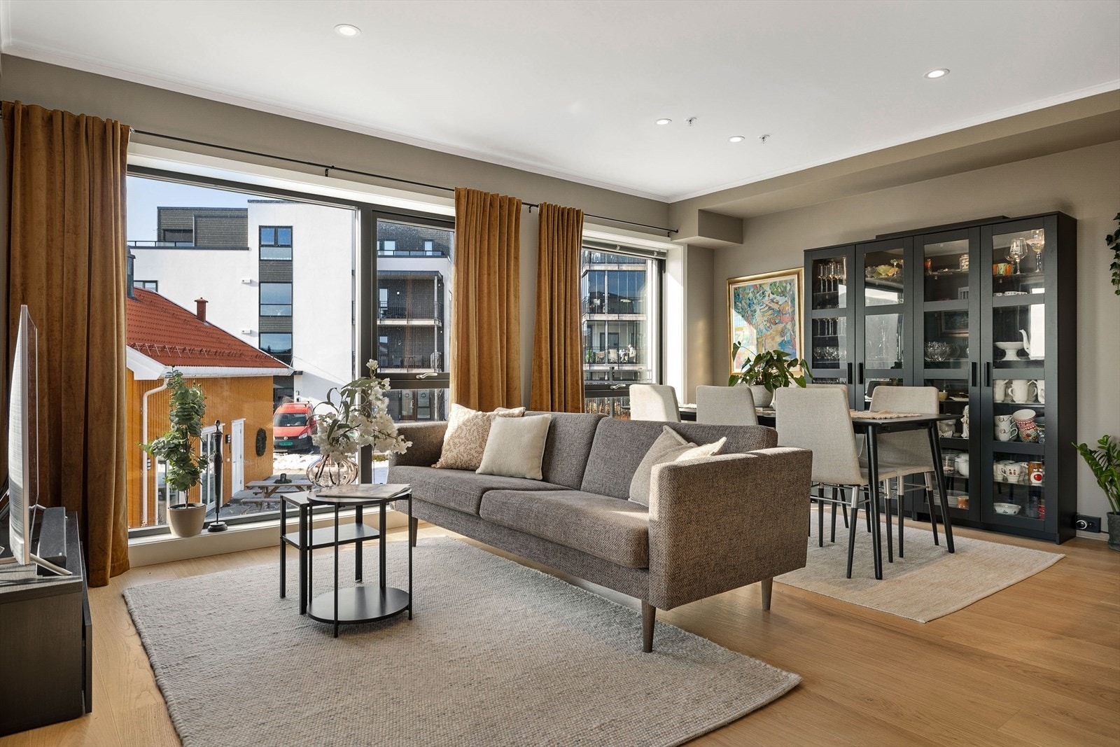 Her får du en moderne leilighet som har blitt gjennomgående og nyere standard, perfekt for deg som ønsker et moderne hjem med en tidløs følelse. Galleribilde