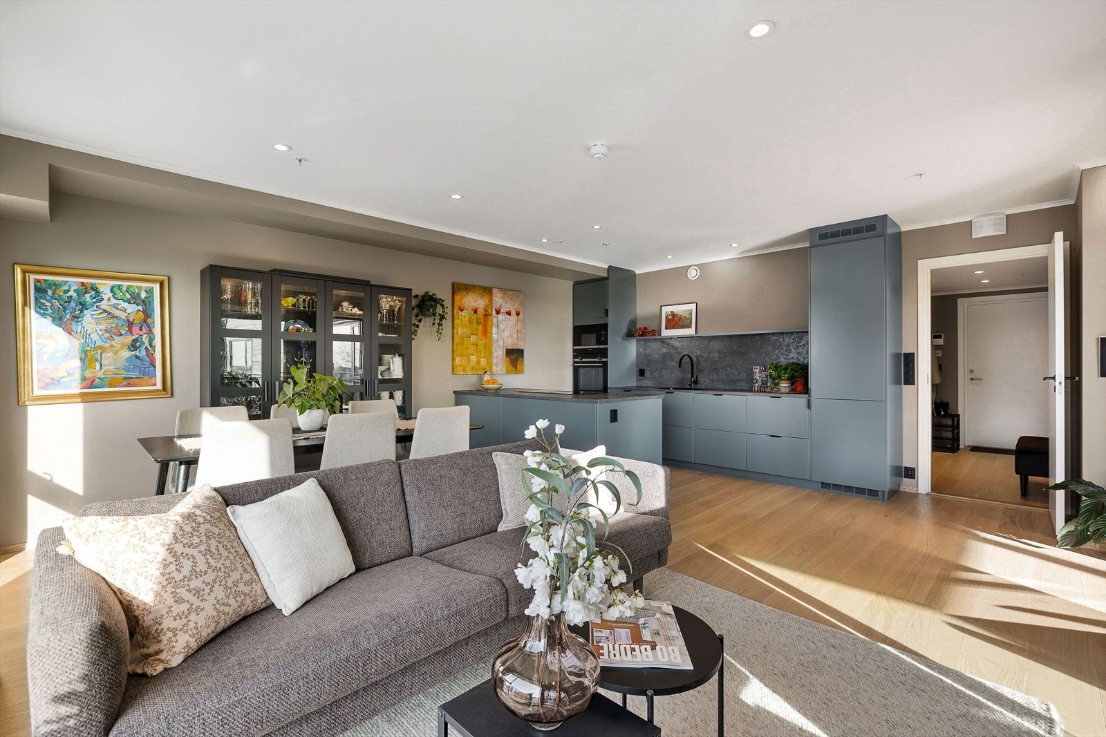 Store vinduer slipper inn rikelig med naturlig lys, som skaper en lys og luftig atmosfære i hele rommet. Dette gir en åpen og innbydende følelse, samtidig som det bringer uteomgivelsene inn. Galleribilde