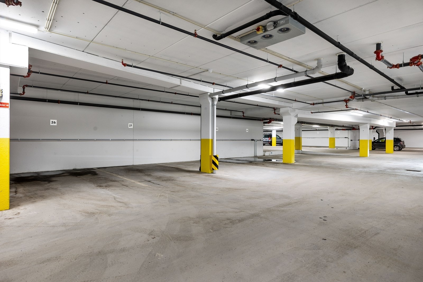 Det medfølger en stor parkeringsplass med leiligheten. Det er mulighet for el-bil lading. Det er infrastruktur som det må kobles til. Galleribilde