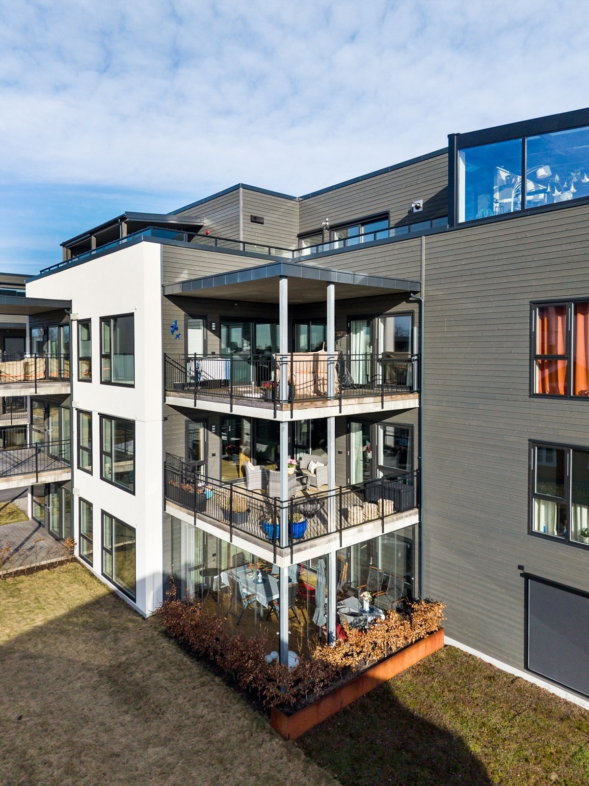 Leiligheten har flott intern beliggenhet, funksjonell planløsning, gode romstørrelser og energieffektiv oppvarming via vannbåren varme og varmekabler. Galleribilde