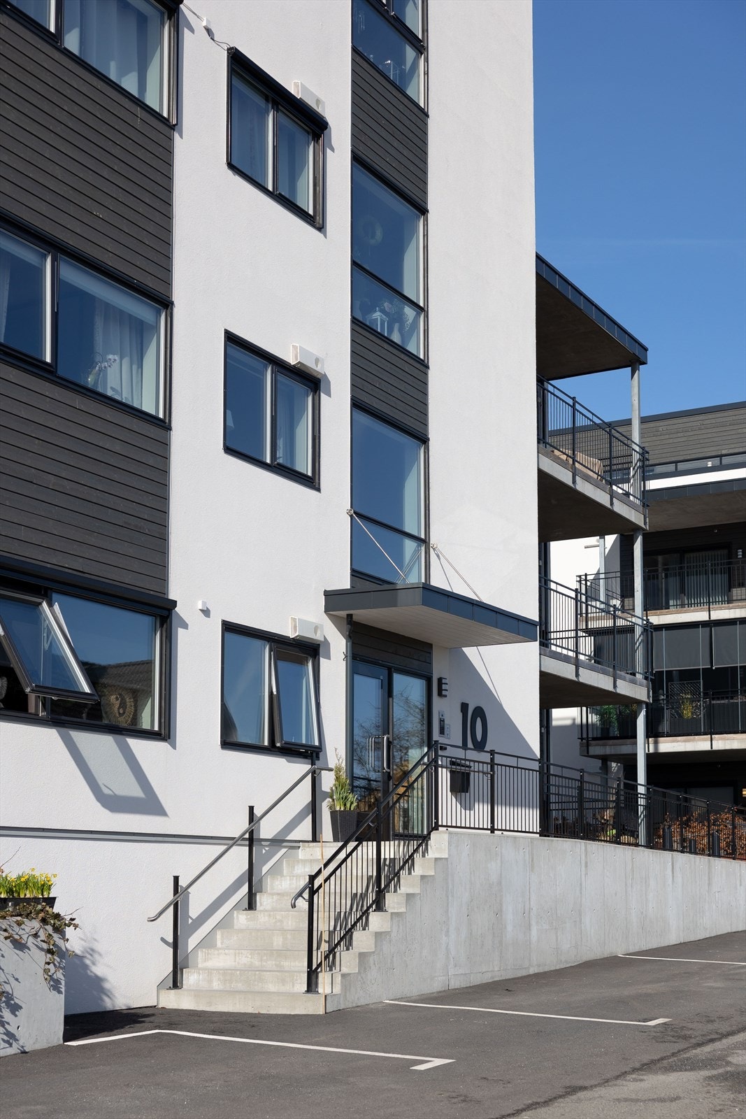 Hyggelig inngangsparti med gjesteparkering foran Galleribilde