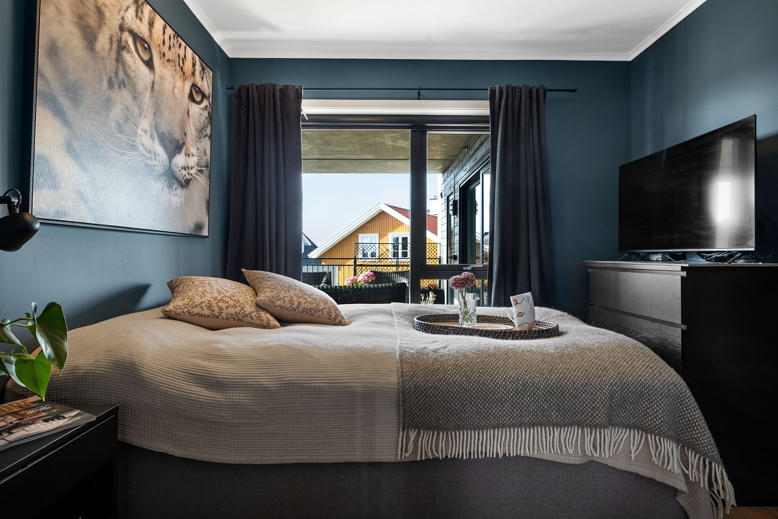 Soverom 2 er moderne innredet og malt i en behagelig fargetone. Det er god plass til dobbeltseng med tilhørende nattbord og garderobe. Galleribilde