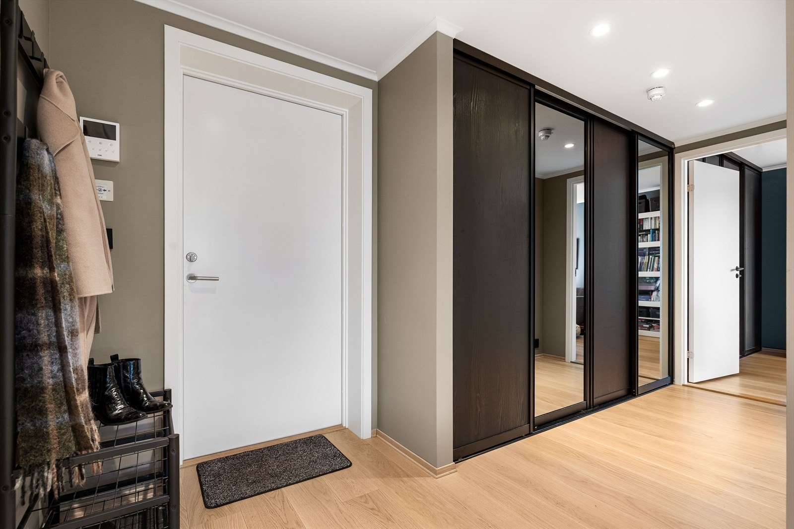 Velkommen inn! Den romslige entréen gir et innbydende førsteinntrykk med god plass til oppbevaring av yttertøy og sko. Galleribilde