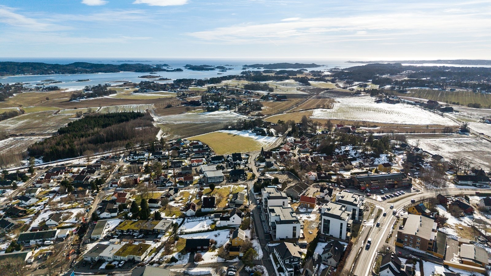 Her bor du med kort gangavstand til dagligvarebutikk, barneskole, barnehage, bussholdeplass og øvrige servicetilbud, noe som gjør hverdagen både enkel og praktisk. Galleribilde