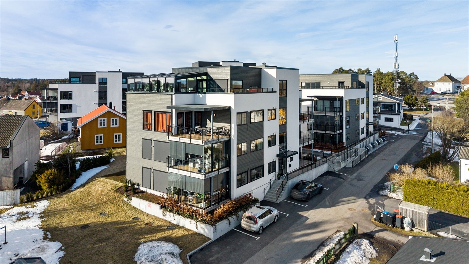 Her får du to soverom, flott uteplass, heis, garasjeplass og egen bod. Galleribilde