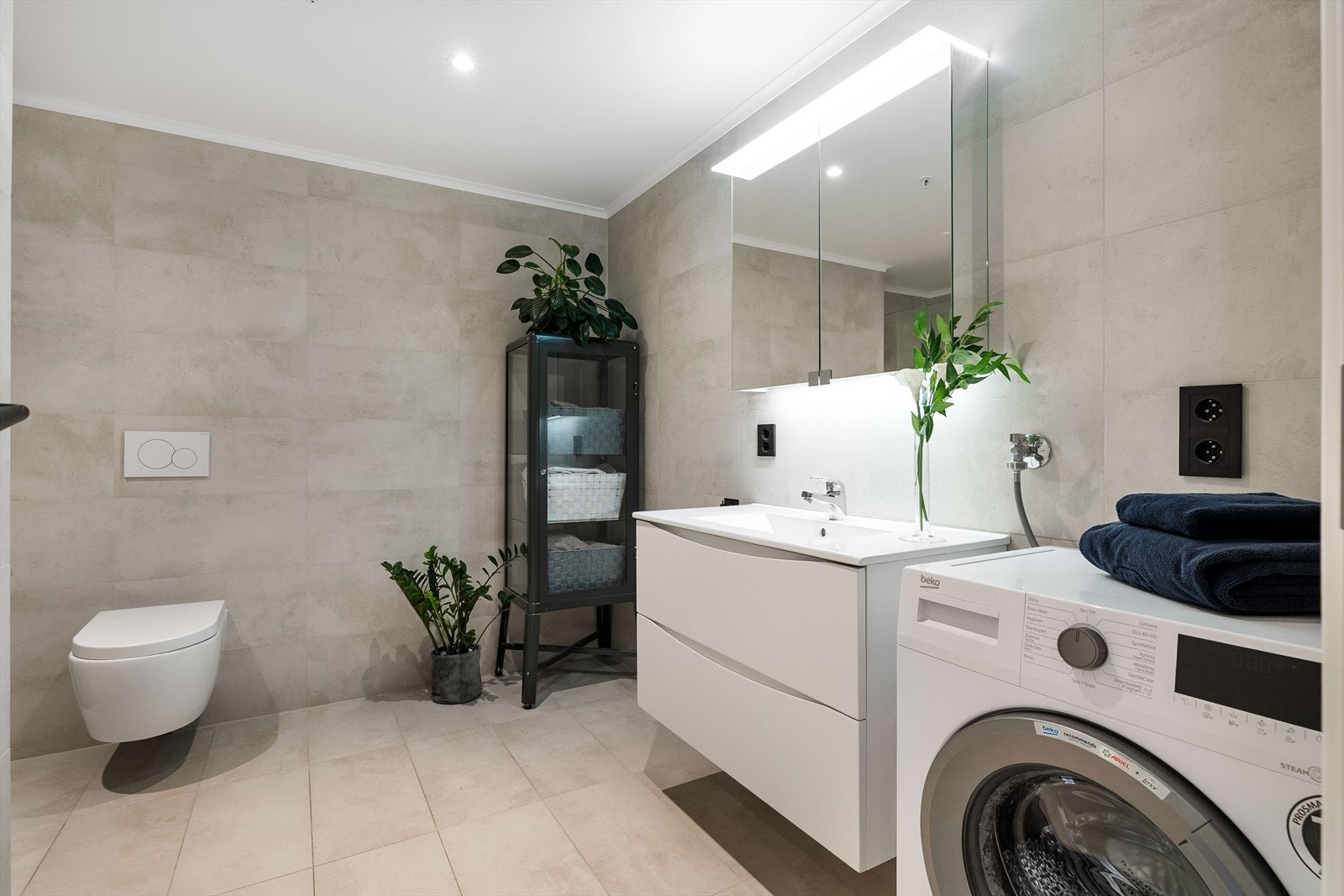 Badet fremstår moderne, delikat og gjennomtenkt i både materialvalg og utførelse. De lyse flisene gir rommet et tidløst og eksklusivt preg, samtidig som de skaper en rolig og behagelig atmosfære. Galleribilde