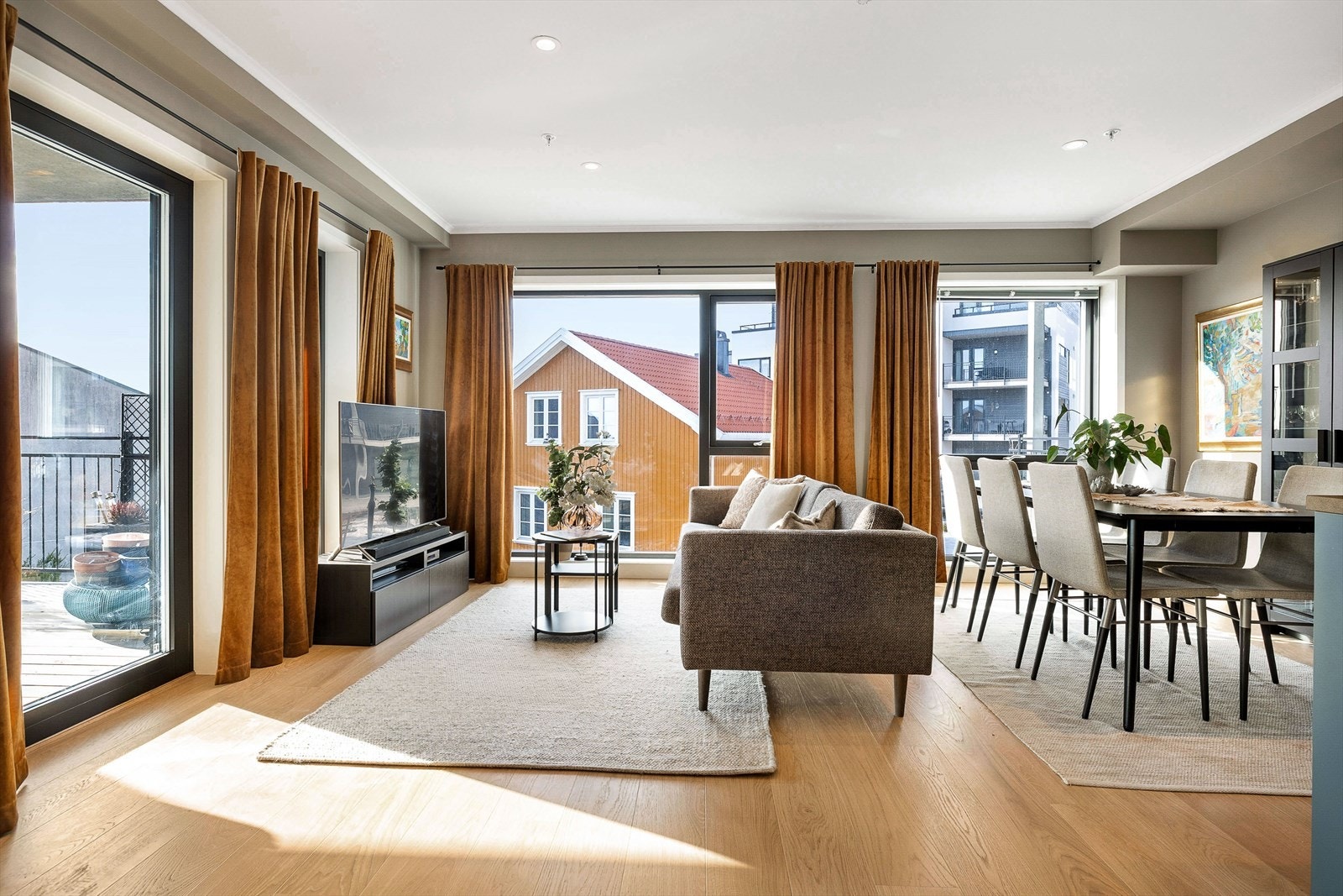 Delikat og innbydende stue med 1-stavs parkett på gulv og slette, lyse overflater. Galleribilde