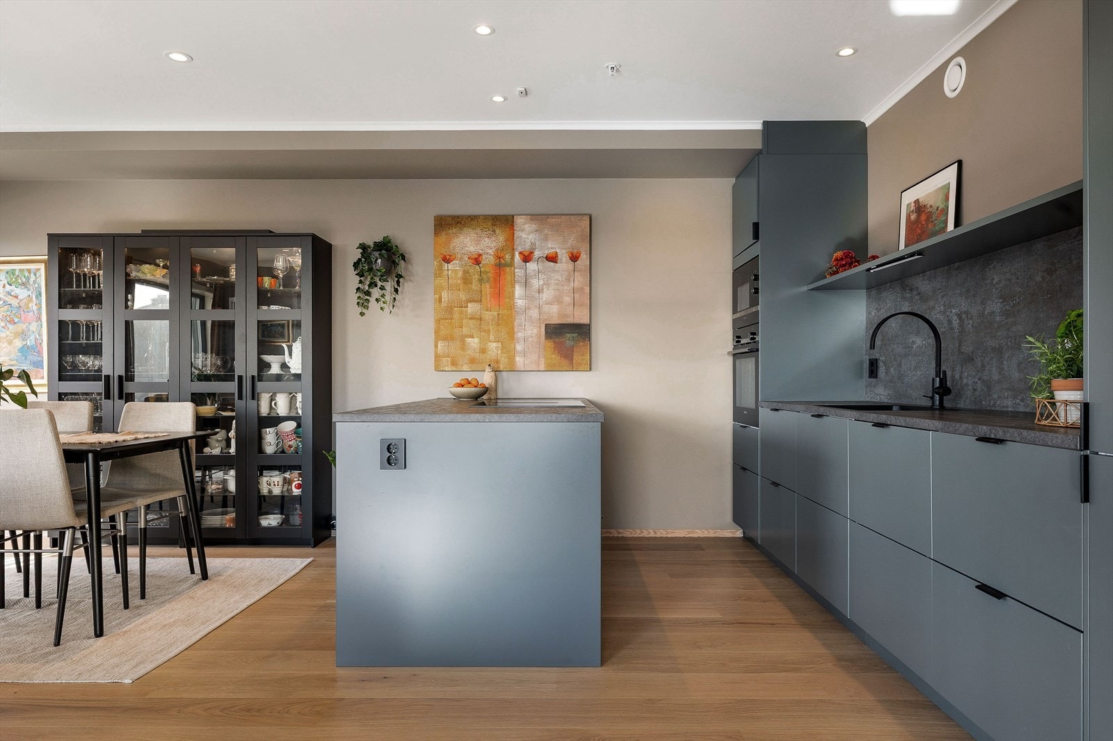 Stuen byr på mange møbleringsmuligheter og har en åpen kjøkkenløsning som gir rommet en luftig og moderne følelse. Galleribilde