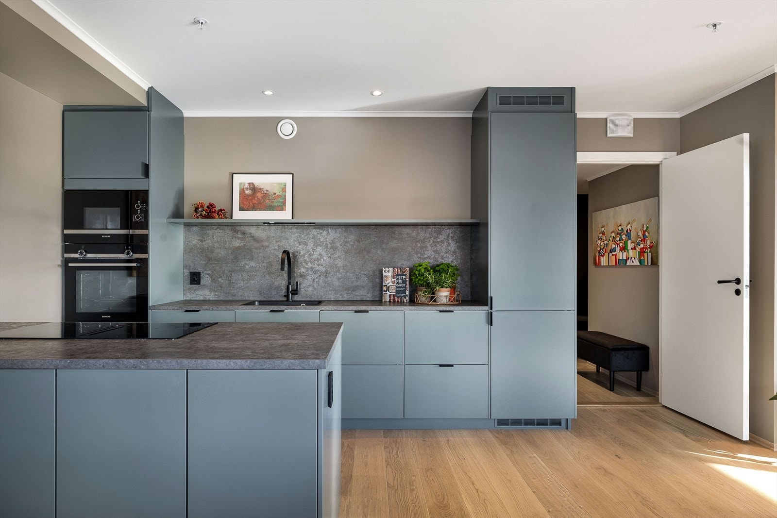 Integrert i innredningen kjøl-/fryseskap, oppvaskmaskin, induksjonstopp, mikrobølgeovn og stekeovn. Videre er det installert vannstoppsystem og komfyrvakt. Galleribilde