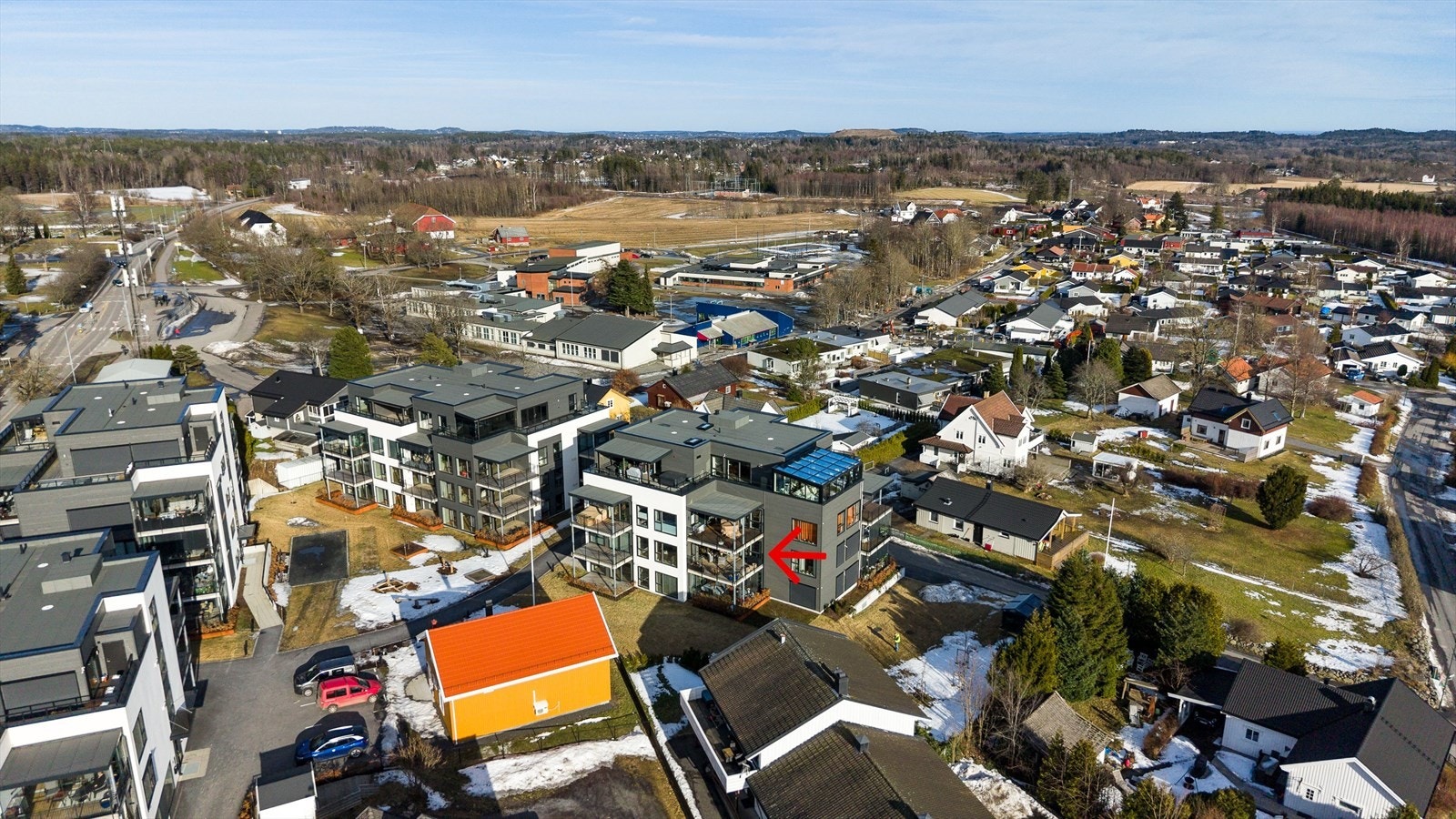 Leiligheten ligger i 2. etasje og har en skjermet plassering som gir både gode utsiktsforhold og en behagelig avstand til gjennomgangstrafikk. Galleribilde