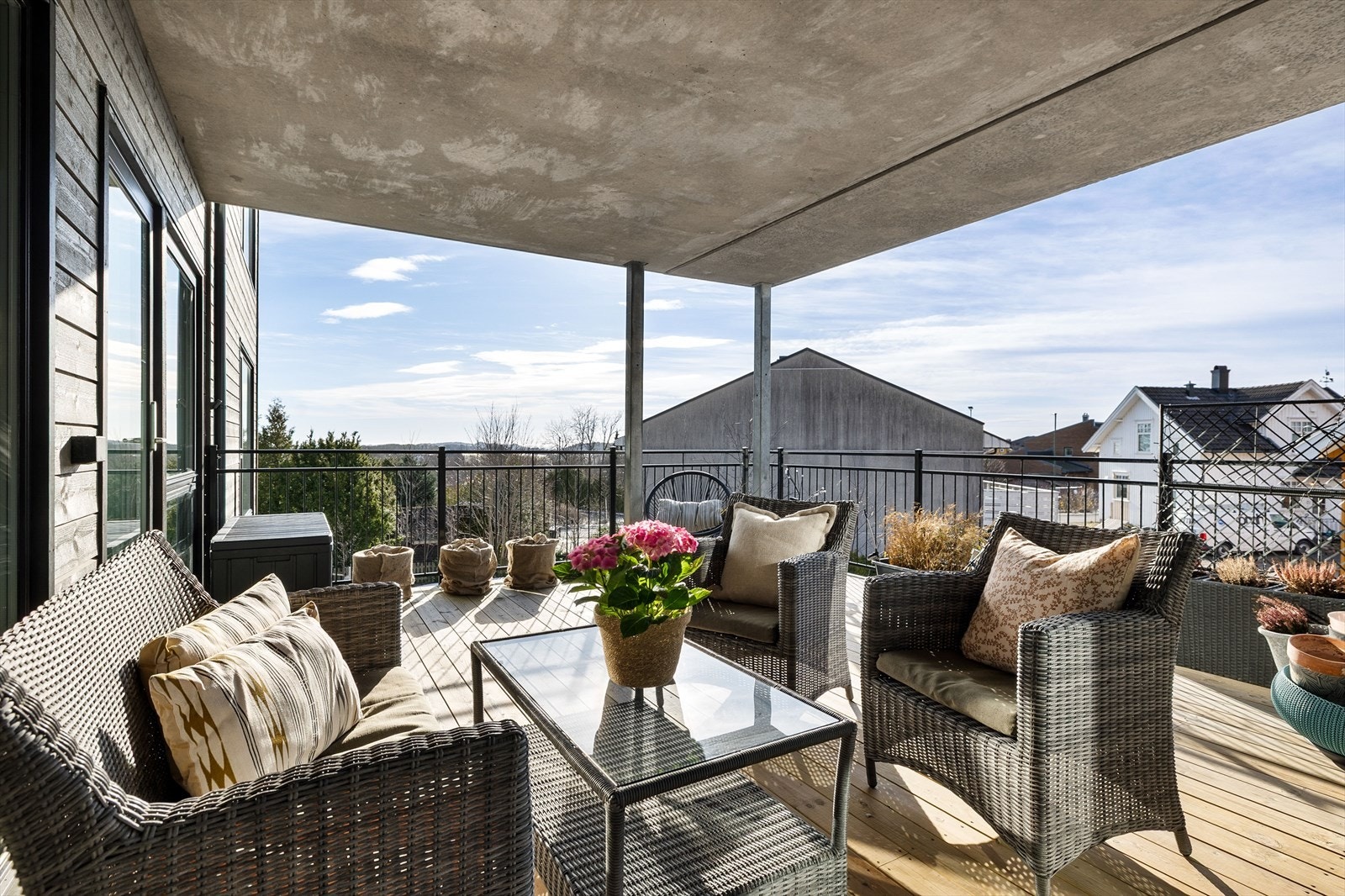 Fra stuen er det direkte utgang til den romslige uteplassen. Galleribilde