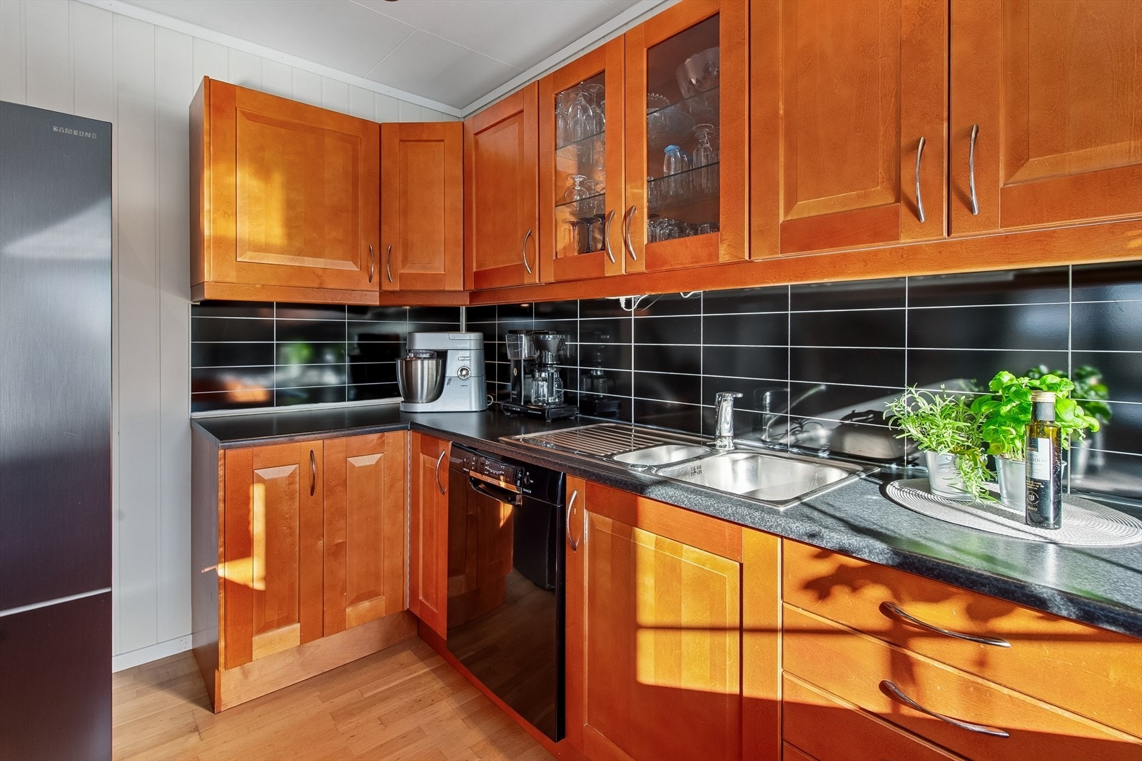 Innredningen er utstyrt med halvintegrert oppvaskmaskin og laminert benkeplate. Galleribilde