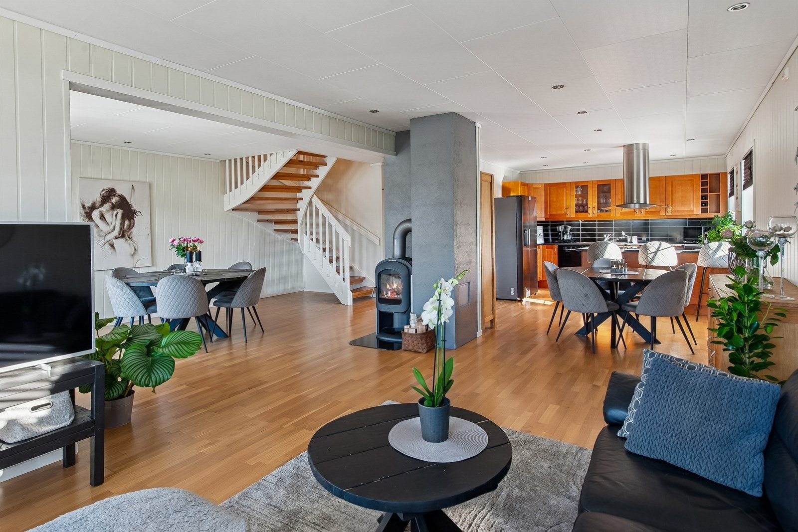 Den åpne løsningen mellom stue og kjøkken skaper en sosial og meget luftig atmosfære. Galleribilde