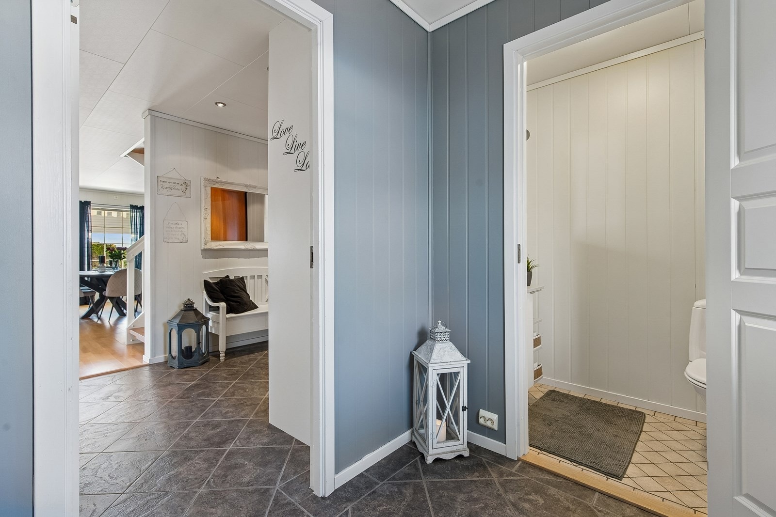 Toalettrommet er praktisk plassert i tilknytning til gangen og entréen. Galleribilde