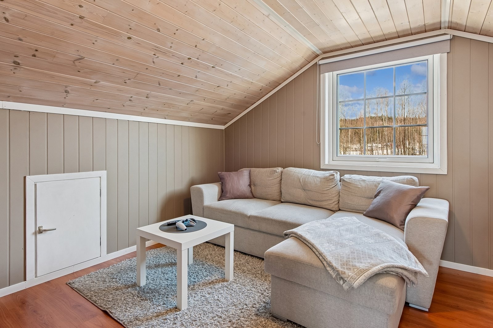 Det ene soverommet i 2. etasje kan også fint benyttes som en stue. Galleribilde