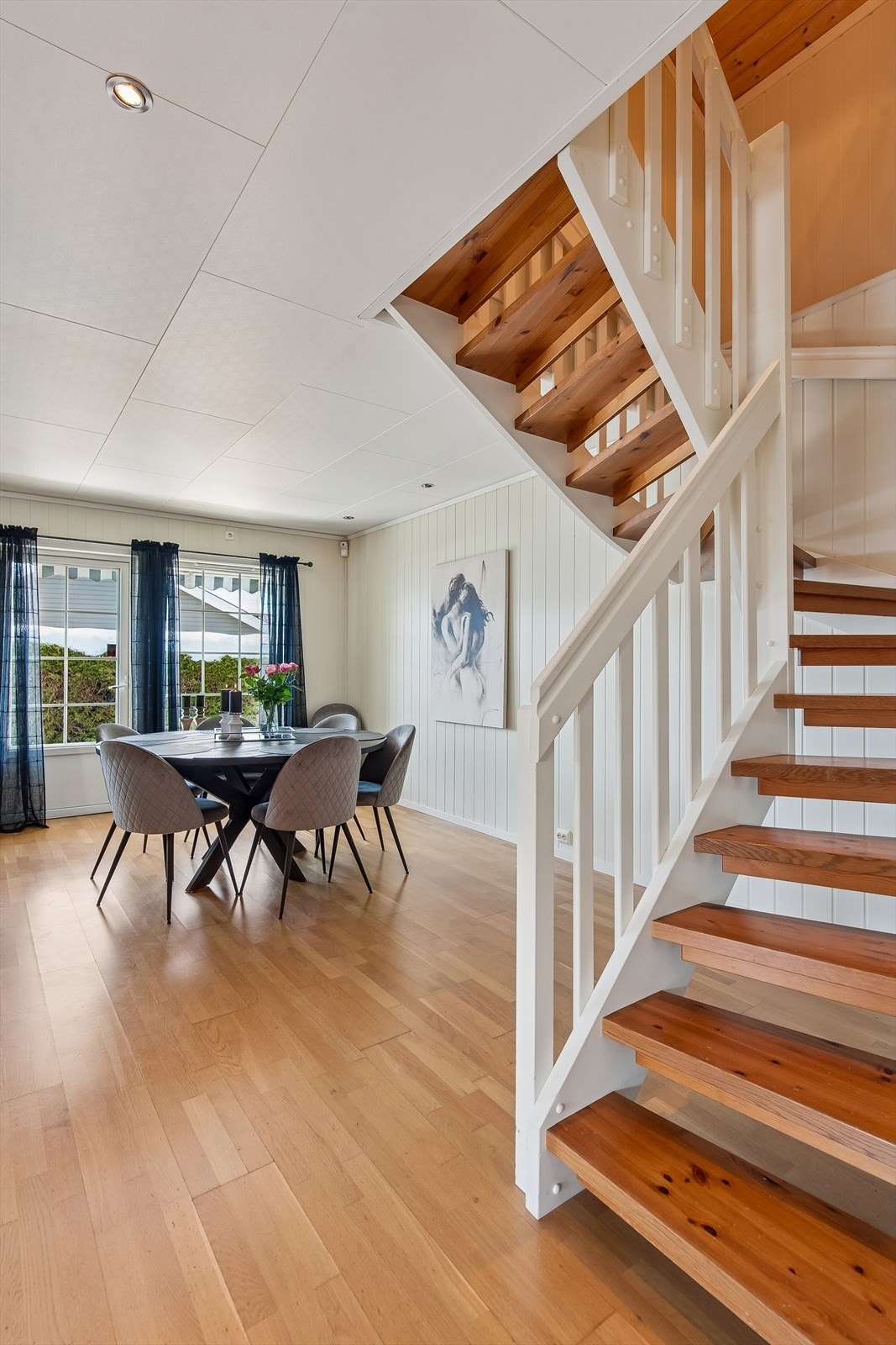 Den solide, innvendige tretrappen binder etasjene sammen på en elegant måte. Galleribilde