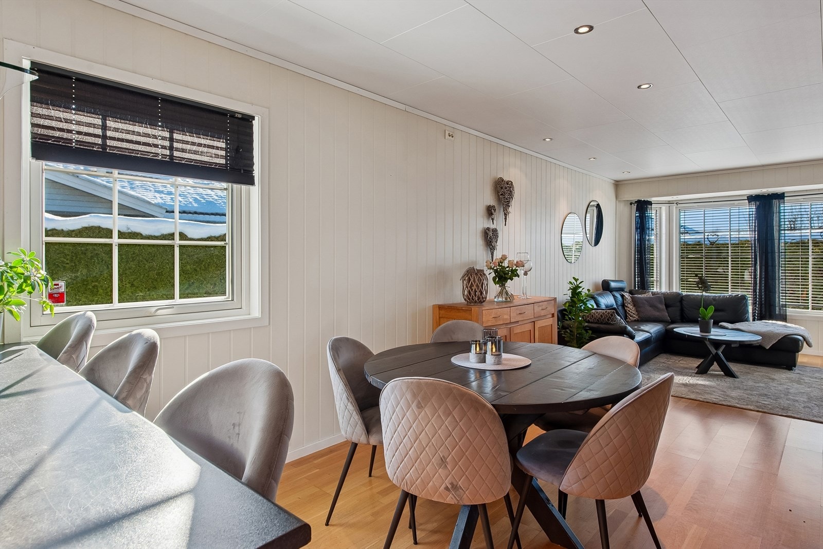 Spiseplass mellom kjøkkenet og stuen. Galleribilde