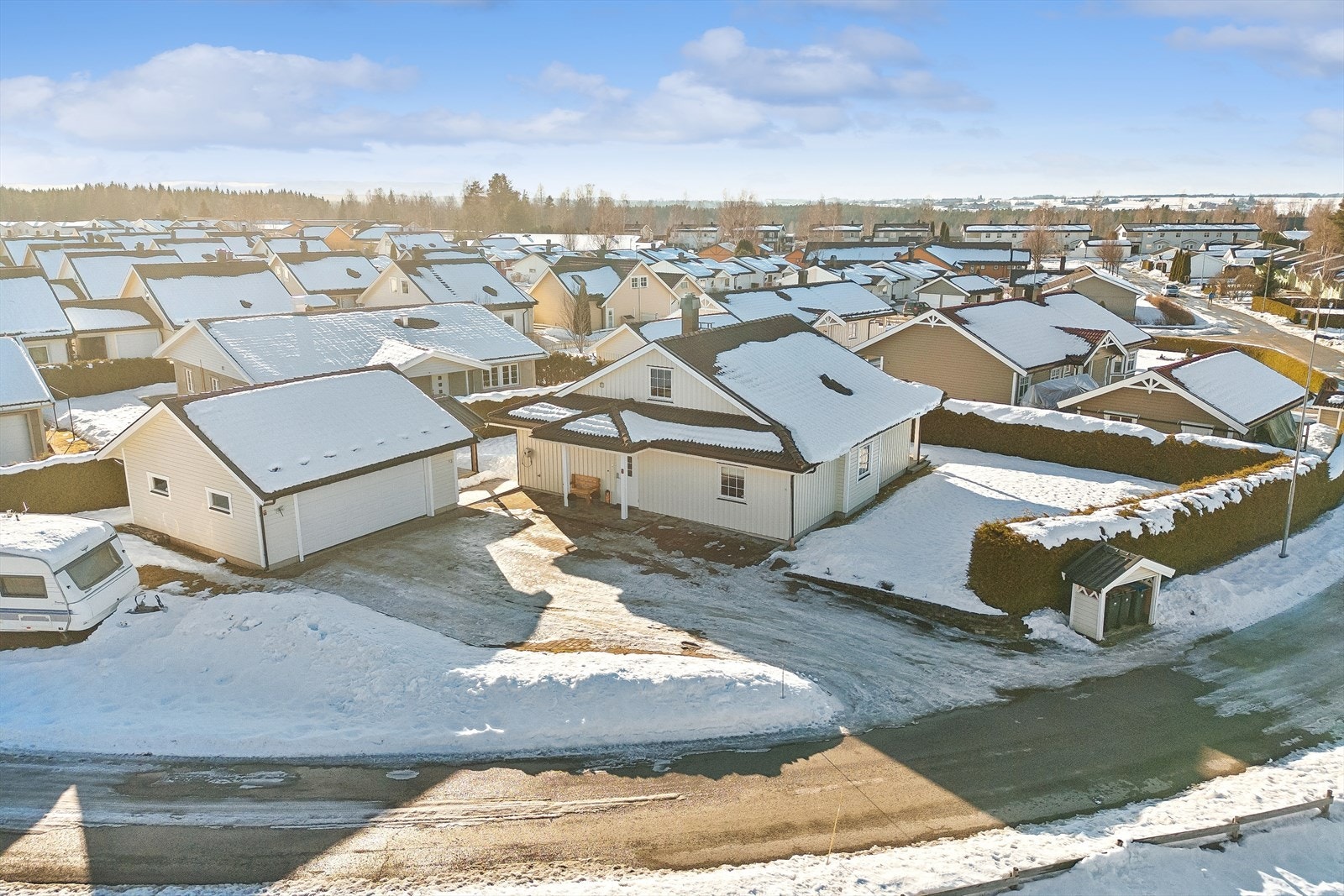 Eiendommen ligger i et rolig område med kort gangavstand til Kiwi Romedal, barnehage og skole. Galleribilde
