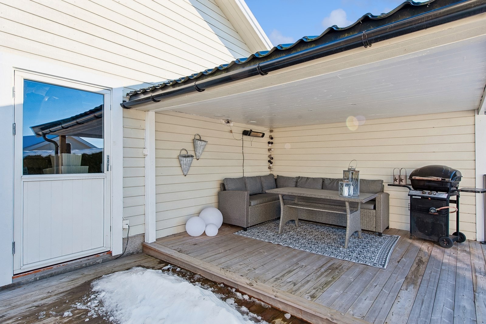 Ved garasjen er det en overbygd uteplass på 19 m², perfekt for utendørs hygge. Galleribilde