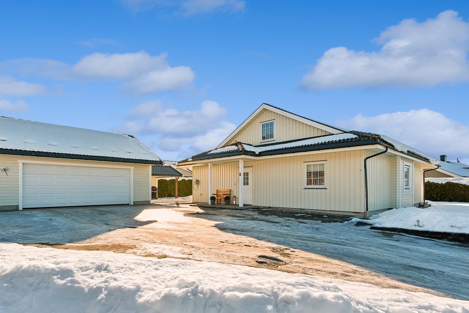 Den frittstående garasjen har fjernstyrt portåpner og god plass til parkering og lagring. Galleribilde