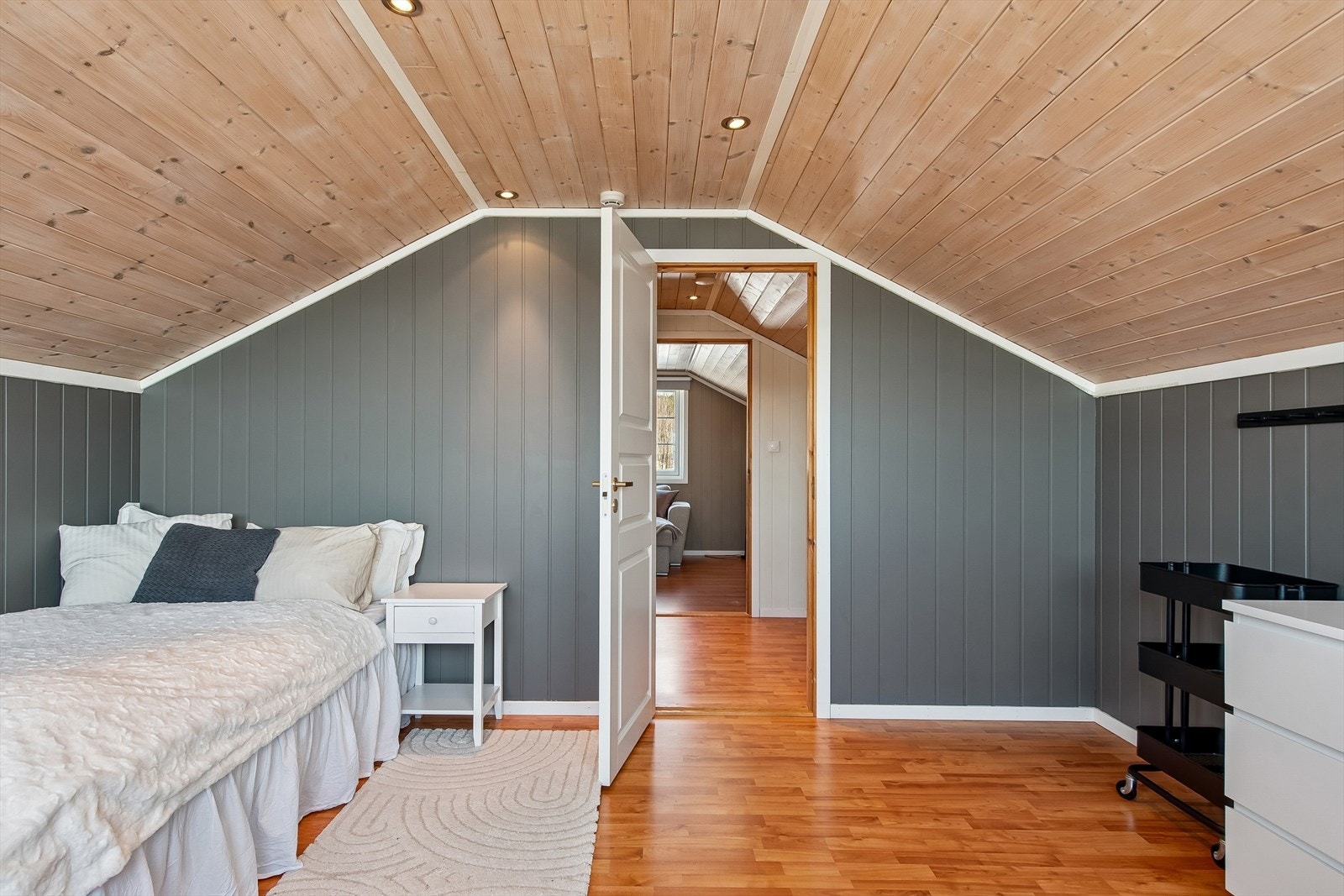 Soverom nr. 2 i 2. etasje. Rommet var opprinnelig åpent mot trappeløpet. Endringen er ikke omsøkt og godkjent. Galleribilde