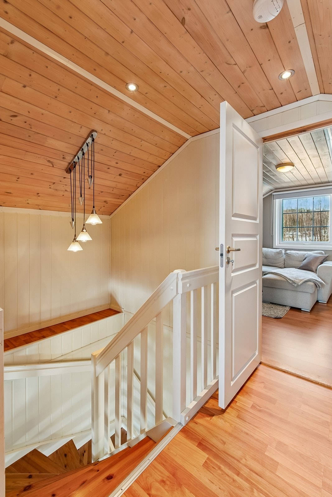 Trappen leder opp til en gang og de øvrige 2 rommene i andre etasje. Galleribilde