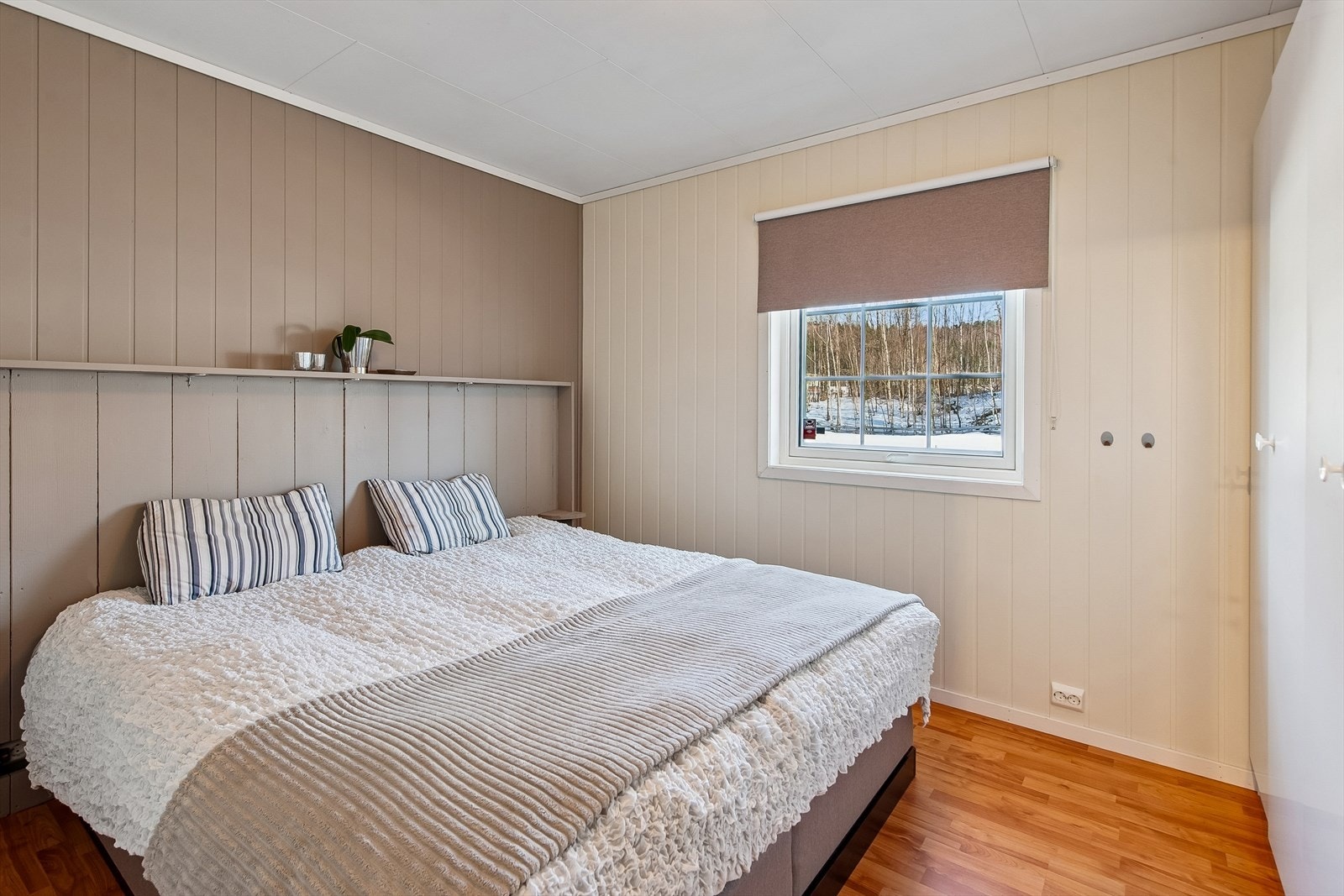 Hovedsoverommet i første etasje har god plass til dobbeltseng og garderobeløsning. Galleribilde