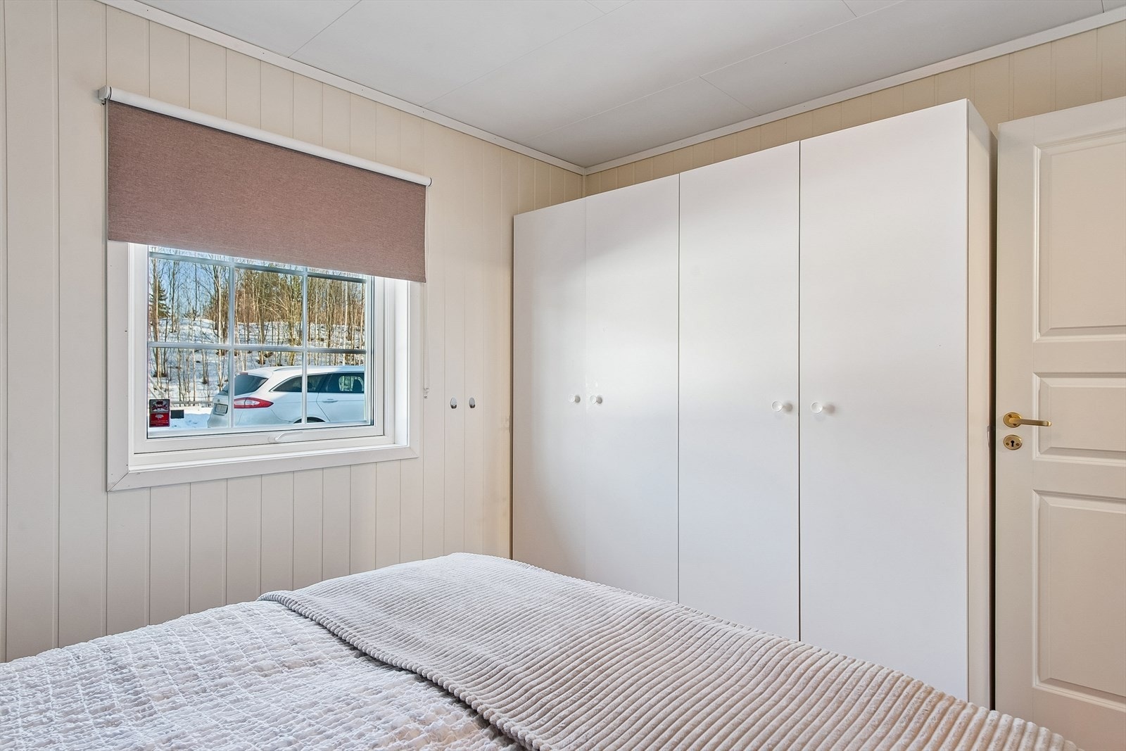 Rommet har malte MDF-plater på veggene og laminat på gulvet. Galleribilde