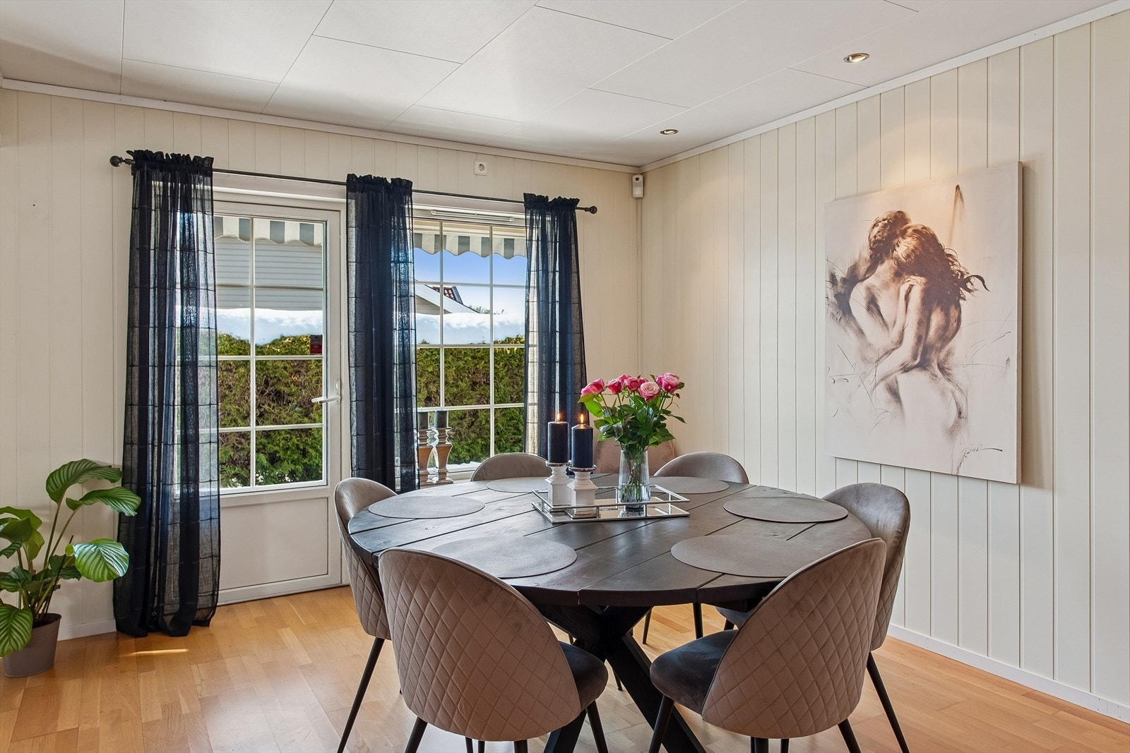 Fra stuen er det direkte adkomst til overbygget terrasse med terrassemarkise. Galleribilde