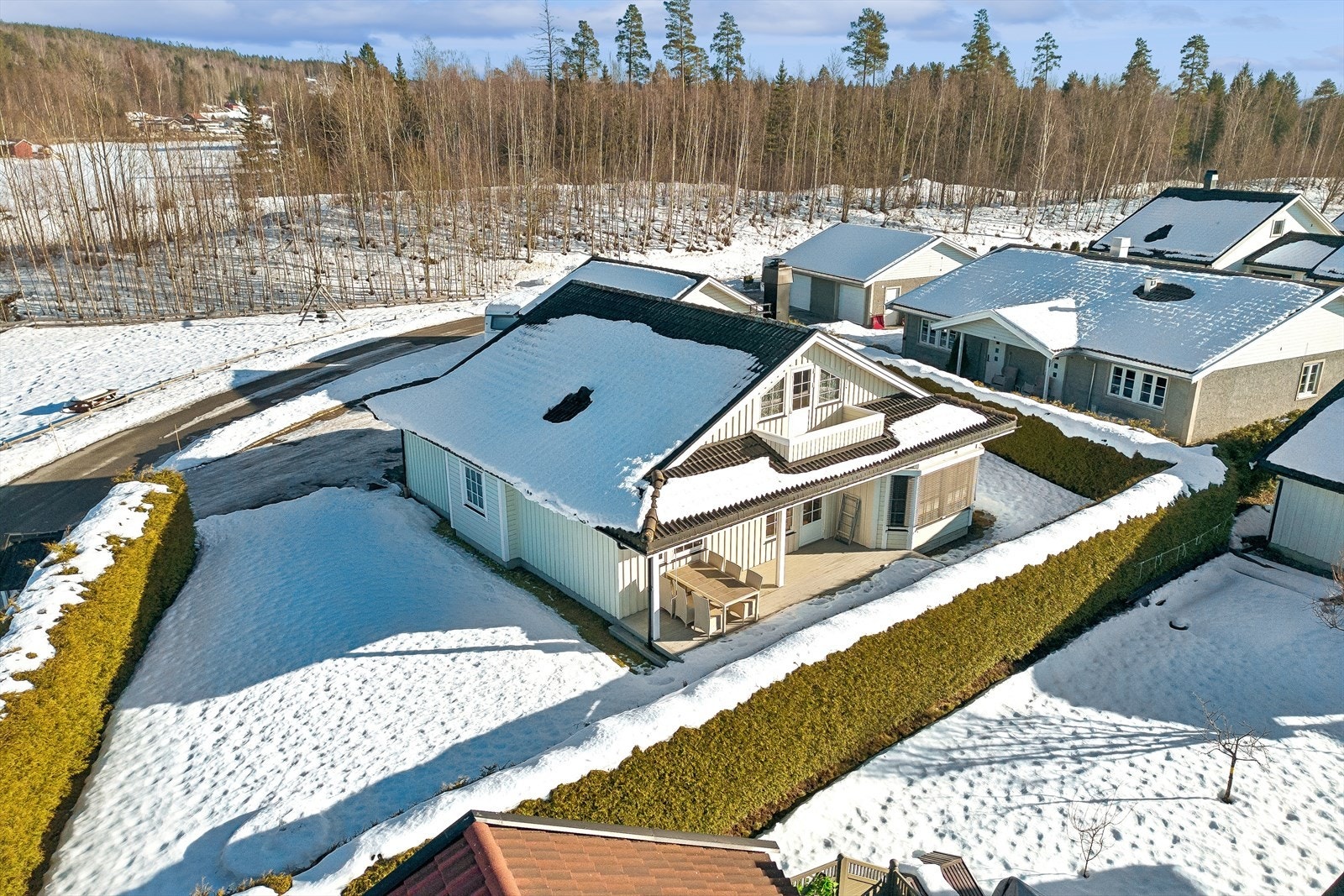Eiendommen har en god intern beliggenhet, med flere uteplasser og terrasser i trekonstruksjoner. Galleribilde