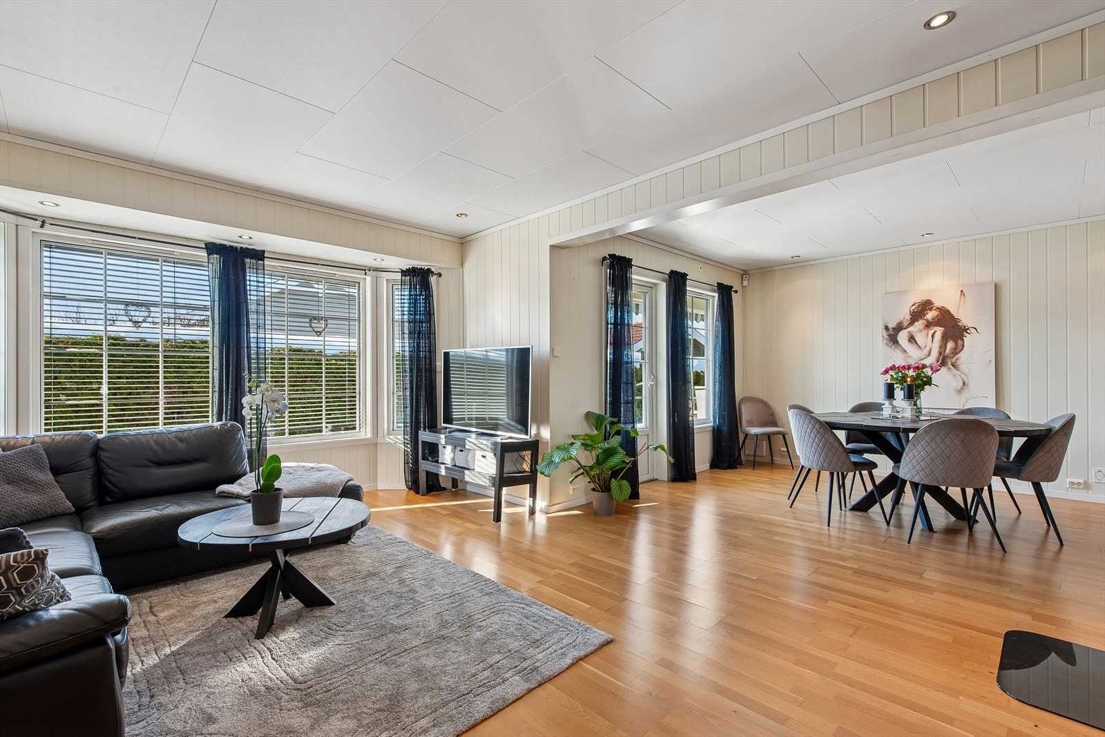 Store vindusflater gir rikelig med lys til stuen. Galleribilde