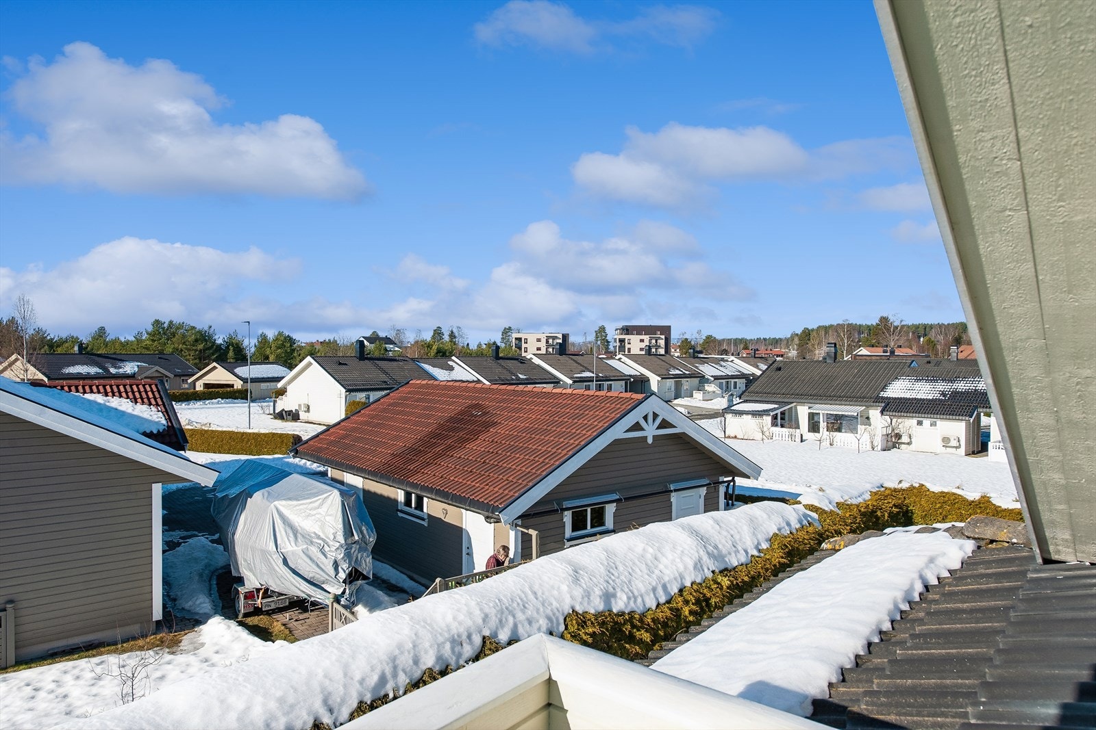 Fra balkongen er det utsikt over det etablerte og barnevennlige boligområdet. Galleribilde