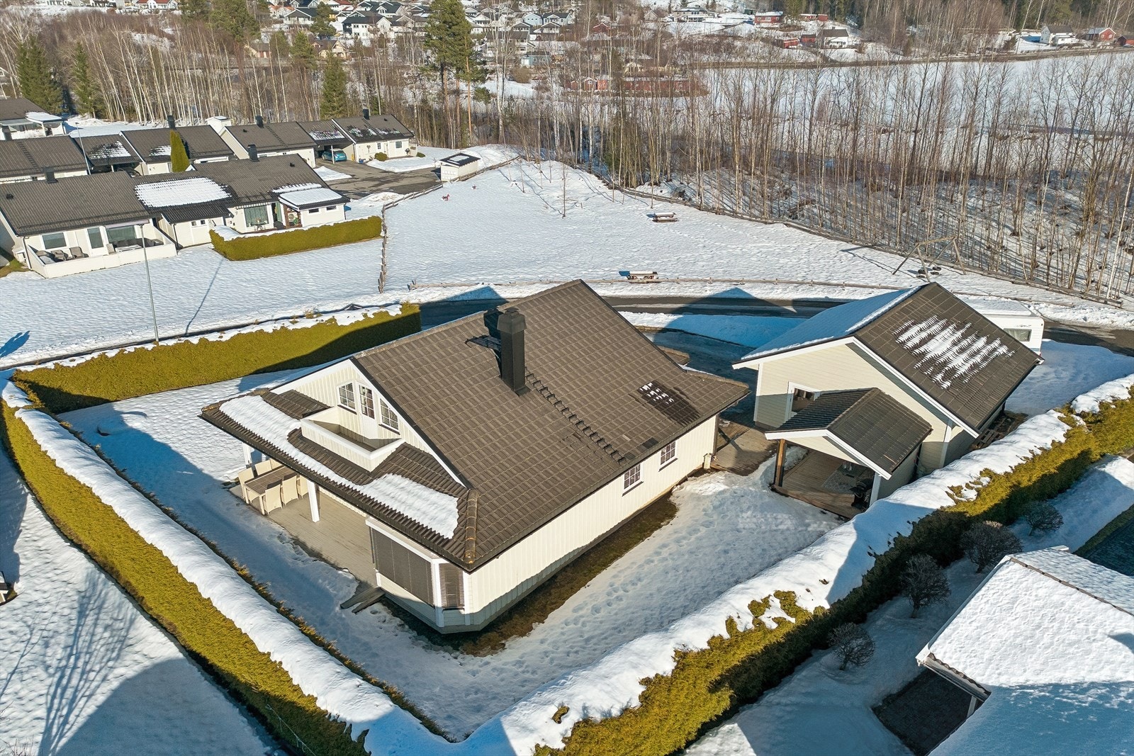 Velkommen til Momyrvegen 93! Enebolig fra 2006 med separat garasjebygg på 46 m² og en pent opparbeidet tomt. Foto: Pål Godager for Efkt AS Galleribilde