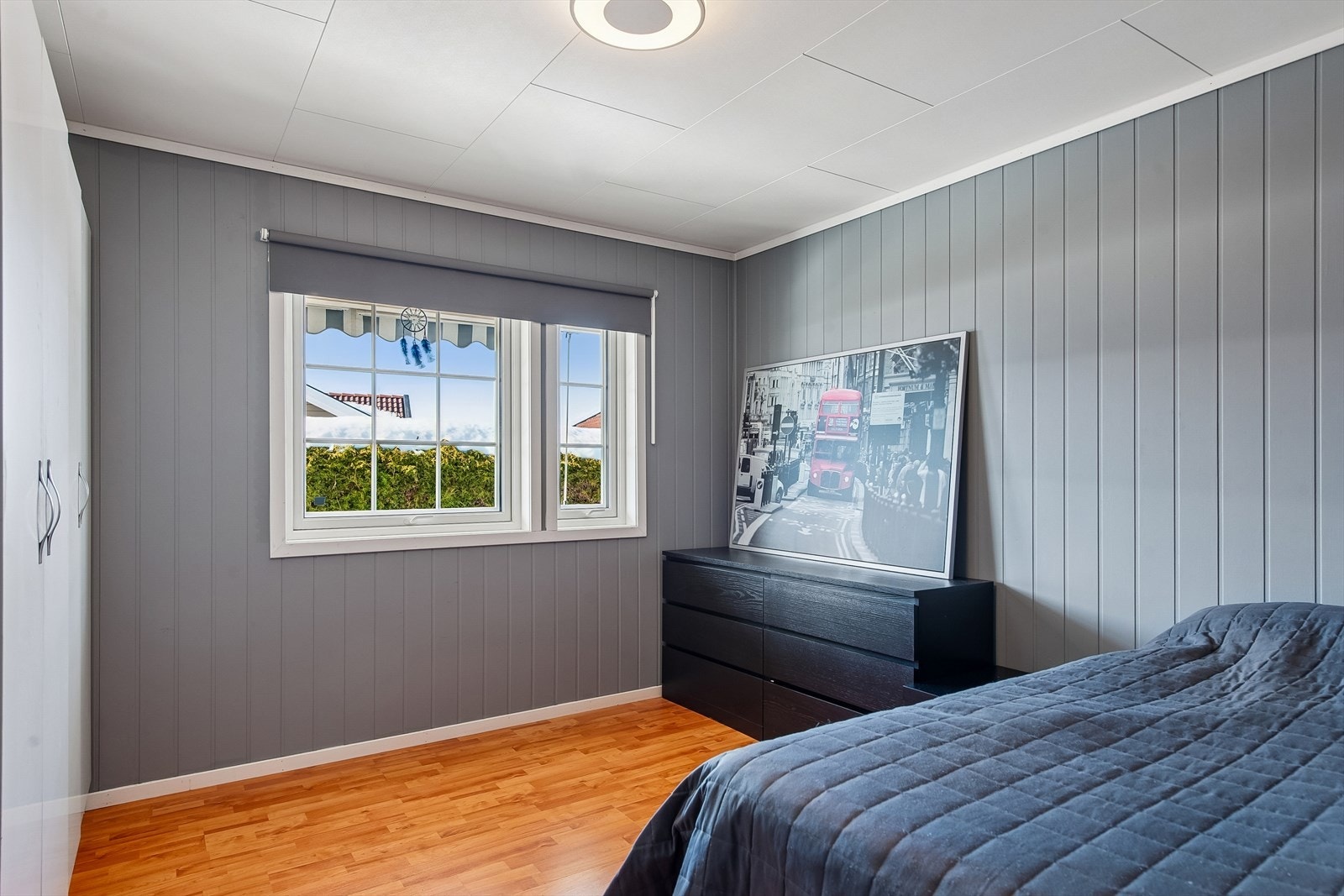 Det er god plass til dobbeltseng og garderobeinnredning også på soverom nr. 2. Galleribilde