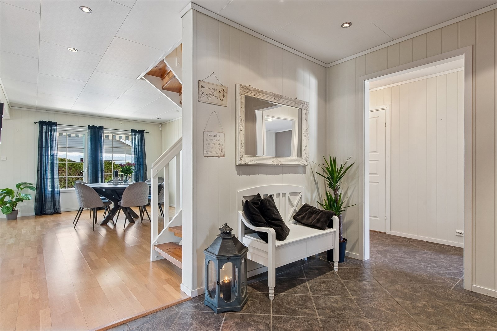 Fra innergangen åpner det seg opp mot stuen og trapp opp til andre etasje. Egen soveromsfløy med 2 soverom og bad videre innover gangen. Galleribilde