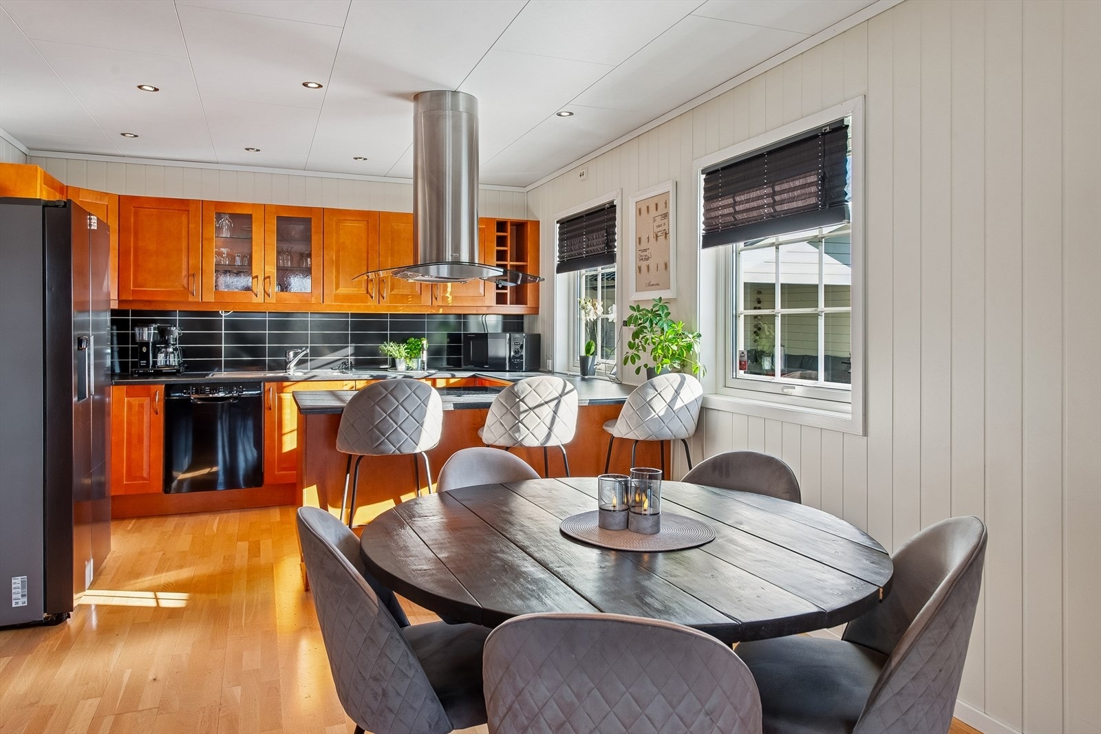 Stor kjøkkeninnredning med praktisk halvøy med integrert koketopp og avtrekkshette (må byttes). Galleribilde