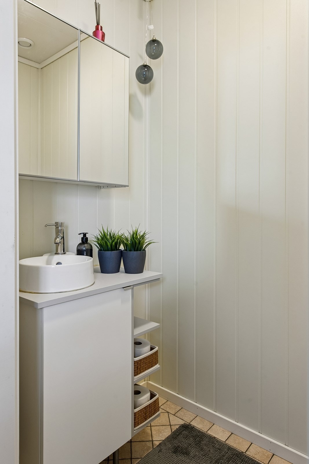 Praktisk toalettrom i første etasje, innredet med servant og toalett. Galleribilde