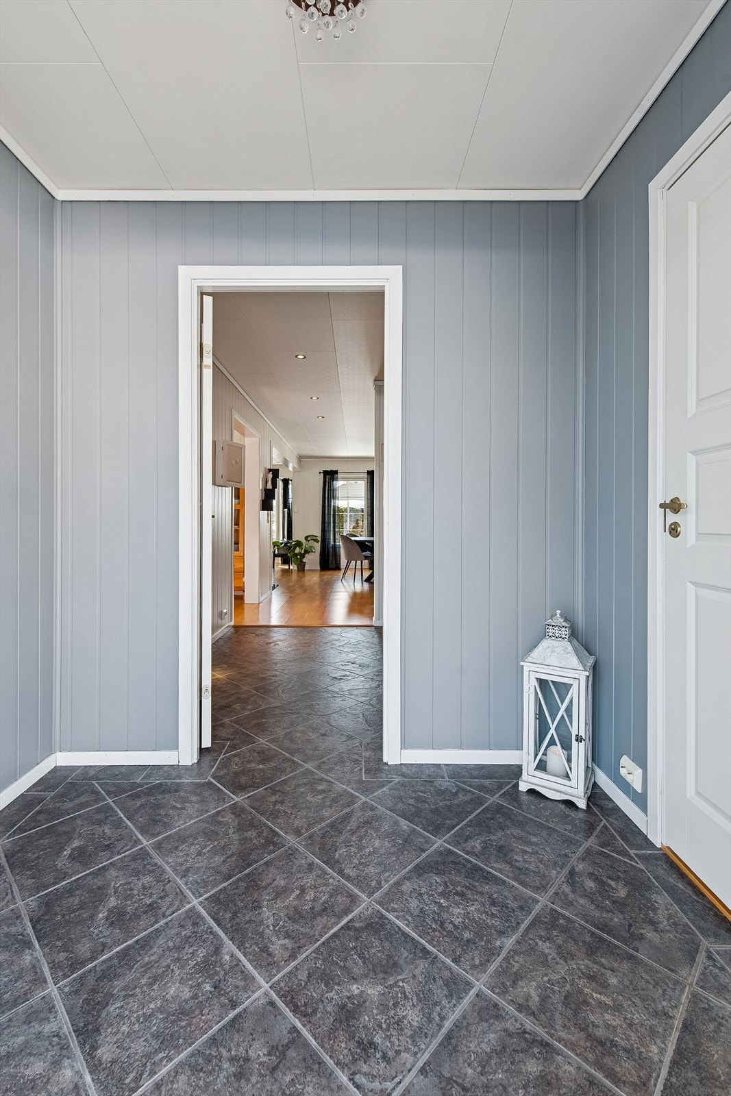 Velkommen inn! Flislagt entré med varmekabler i gulv, og adkomst til toalettrom og vaskerom/teknisk rom. Galleribilde