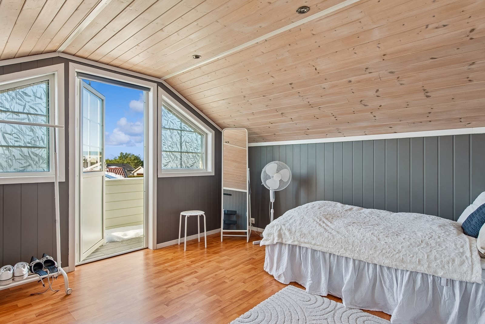 Dette rommet var opprinnelig en loftstue som i dag er innredet til et soverom. Endringen er ikke omsøkt og godkjent. Fra rommet er det utgang til en egen luftebalkong. Galleribilde