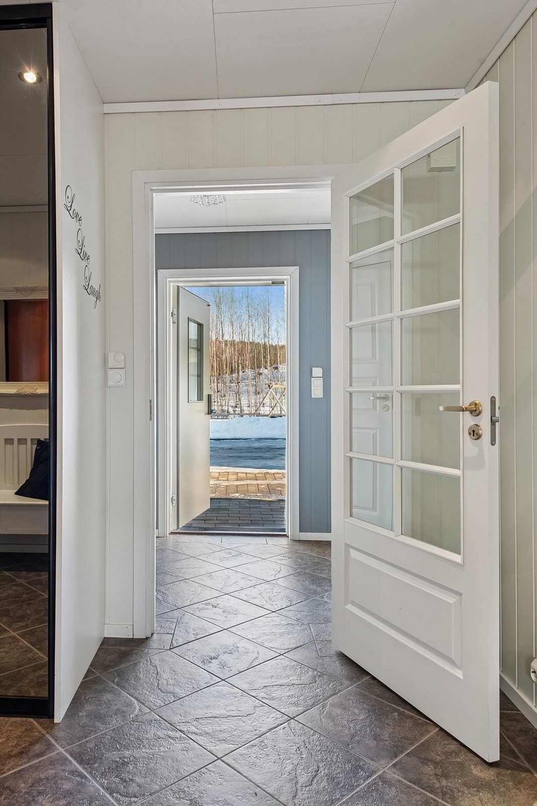 Ytterdøren har glassfelt som gir et godt lysinnslipp til entréen. Galleribilde