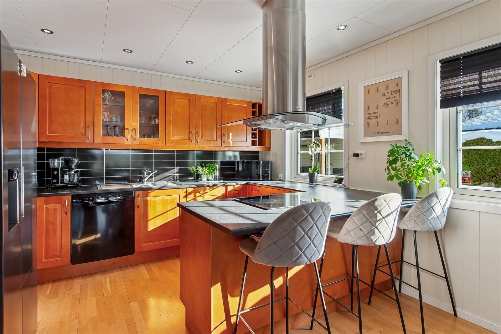 Kjøkkeninnredningen har heltre fronter og godt med skap- og benkeplass. Galleribilde