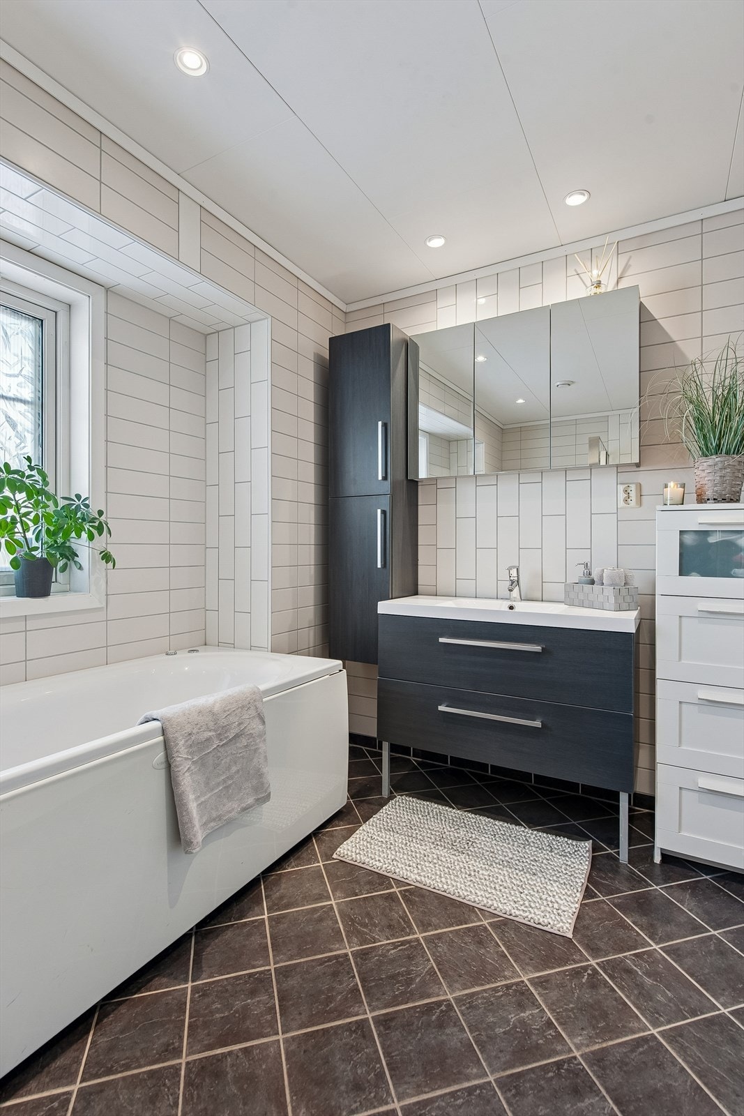 Her er det vannbåren gulvvarme og en moderne baderomsinnredning. Galleribilde