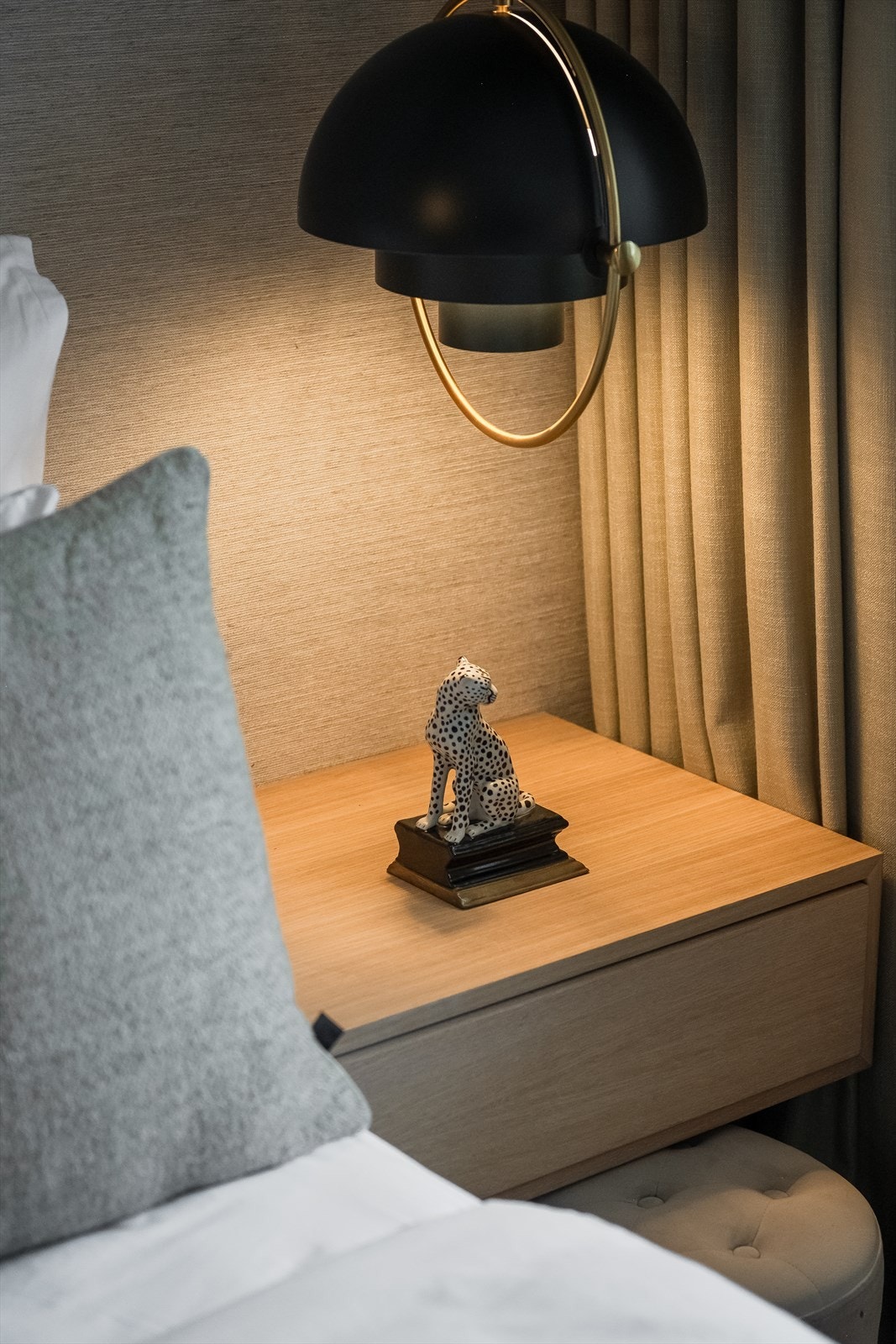 Rommet er gjennomført ned til minste detalj, med plassbygde løsninger som integrerte nattbord og skapløsninger. Galleribilde