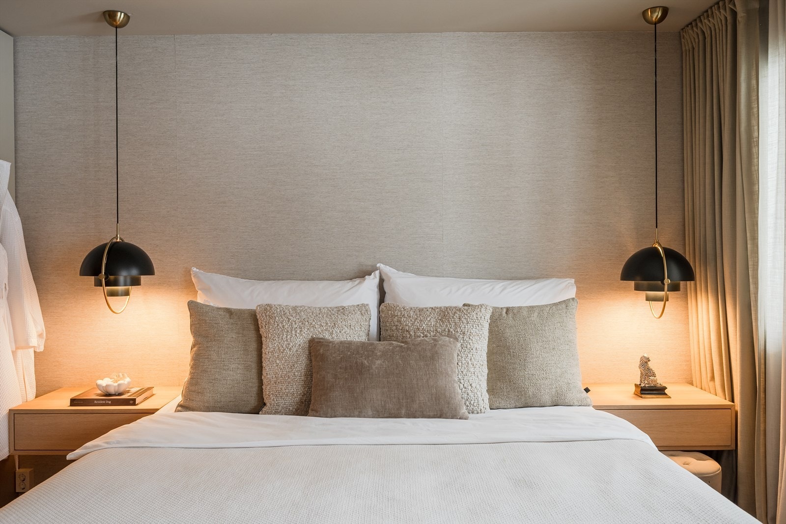 Tapeten er spesialbestilt fra Italia (Filippo Uecher, Aroldo) og tilfører rommet en eksklusiv og særpreget detalj. Galleribilde