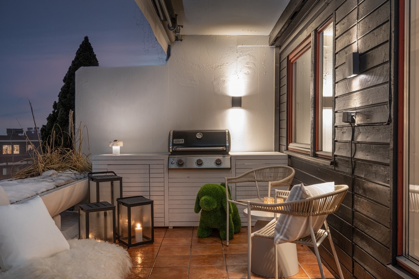 Her er det god plass til både sittegruppe og grill. Galleribilde