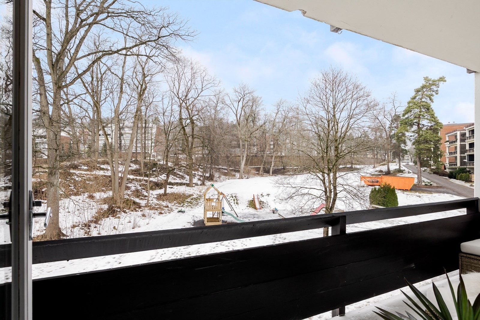 Terrassen har utsikt mot rolige og grønne omgivelser med trær og felles uteområde. Galleribilde