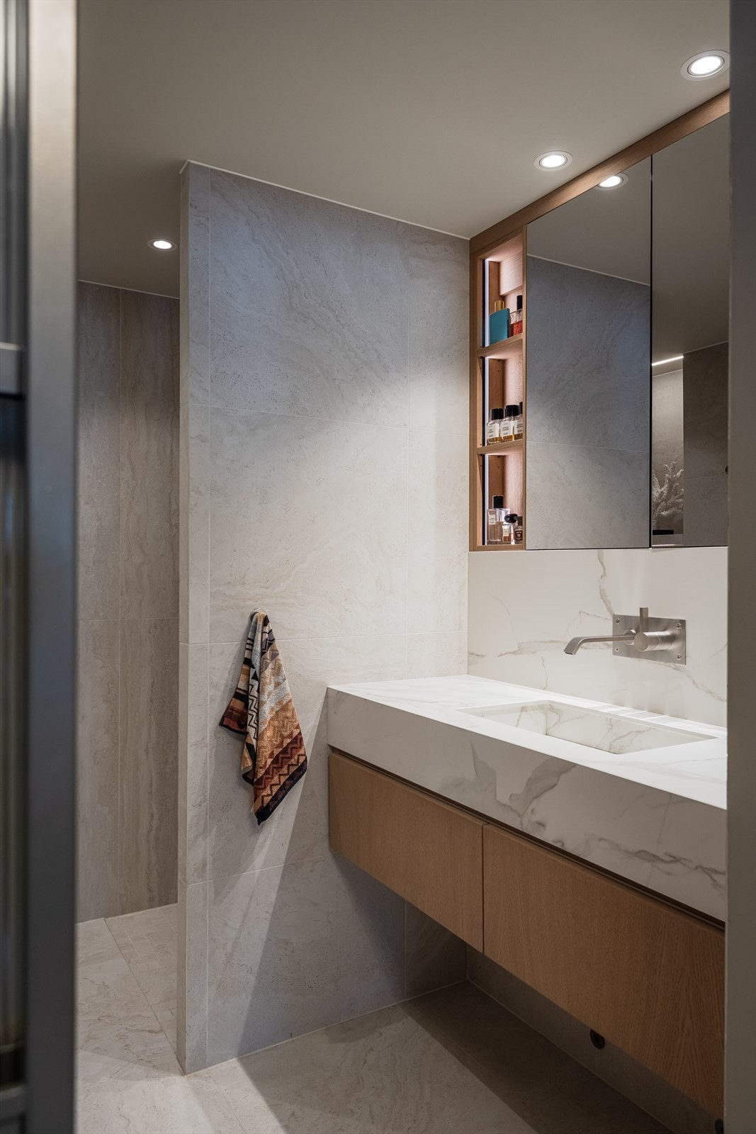 Vasken på badet er utført i Dekton Morpheus , spesialbestilt på mål. Løsningen er vedlikeholdsfri og gir et helhetlig og eksklusivt uttrykk. Galleribilde